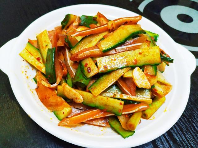 天热了适合吃凉菜,香辣红油拌上一道黄瓜猪耳朵,酸爽开胃又解馋