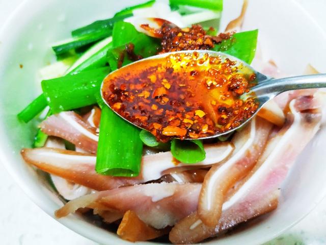 天热了适合吃凉菜,香辣红油拌上一道黄瓜猪耳朵,酸爽开胃又解馋