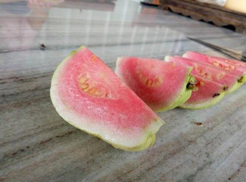这种水果像没有成熟的，广东人喊它“鸡屎果”，你吃过吗？