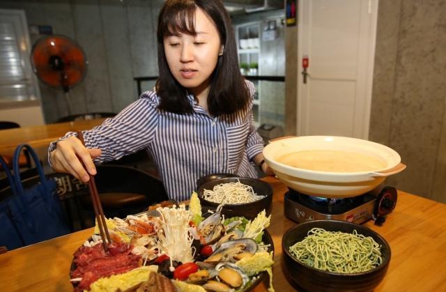 168元一碗“面王”,看了里面的配料,顾客:再贵也要吃,值了!