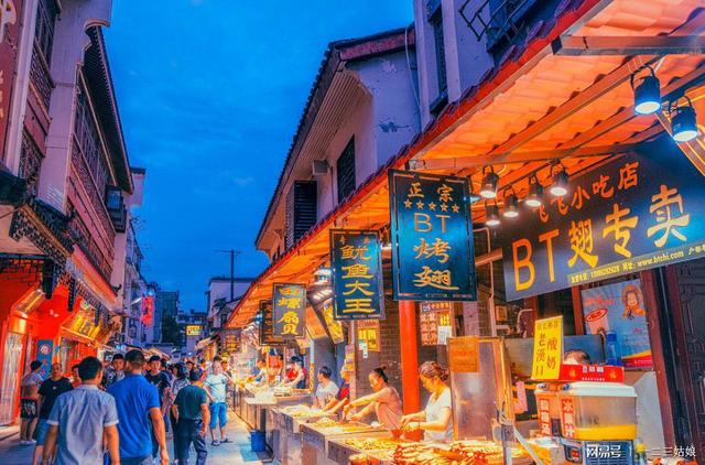 中国专坑外地人的4条美食街，臭名远扬，价格高味道还差