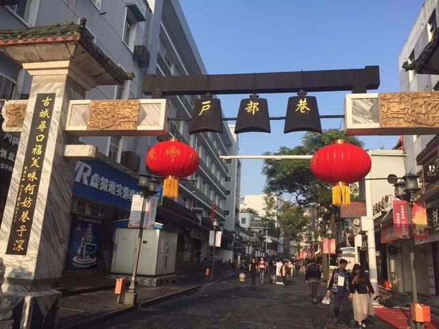 中国专坑外地人的4条美食街，臭名远扬，价格高味道还差