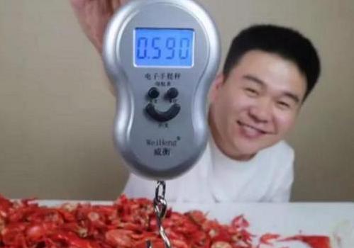 10斤小龙虾中能剥多少肉？网红吃播亲自尝试，这是个悲伤的结局！