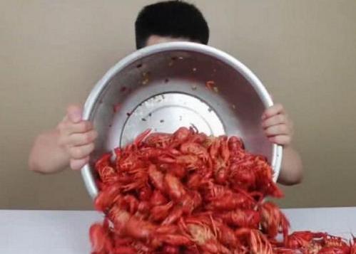 10斤小龙虾中能剥多少肉？网红吃播亲自尝试，这是个悲伤的结局！