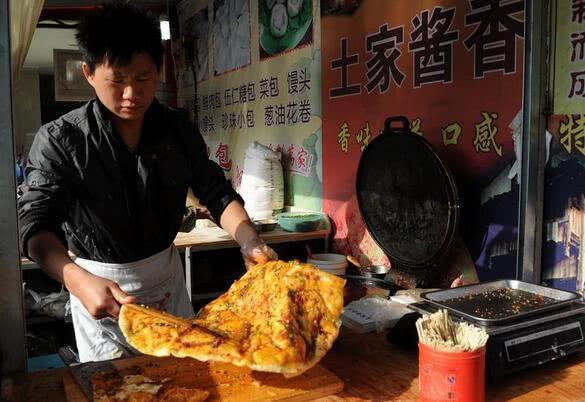 为什么街头常见的土家酱香饼，突然没卖了？店老板道出了大实话