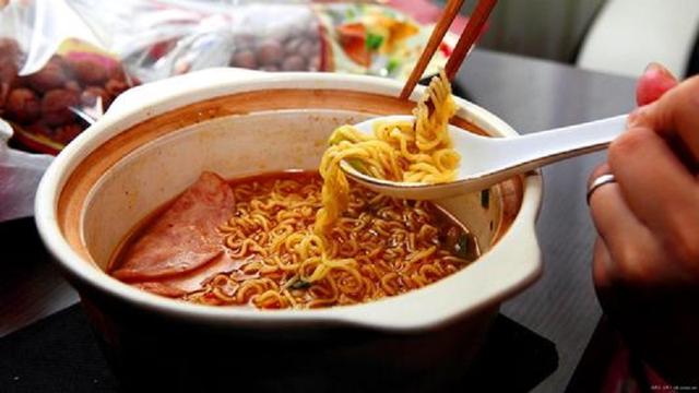吃方便面时,为何一包吃不够,两包吃想吐?你想要的答案来了!