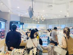 为了抢抓节日时机，马鞍
