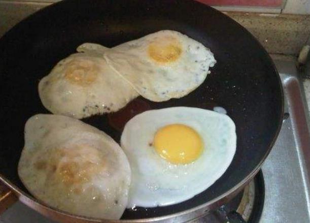 要想煎荷包蛋不粘锅，别直接下锅煎，掌握2个小技巧，鸡蛋不粘锅