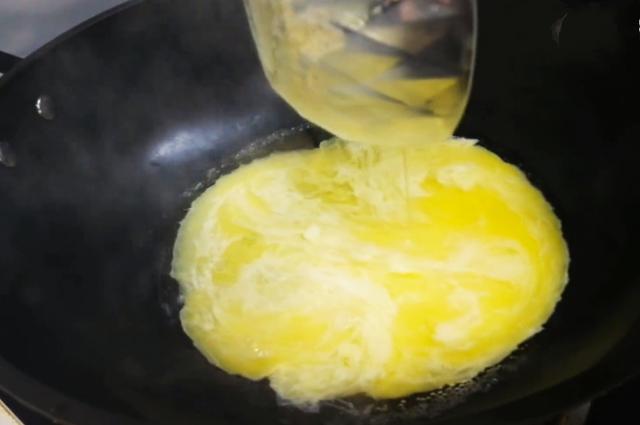 大厨炒鸡蛋从来不放油，只加水，3分钟出锅鲜香滑嫩，多吃不胖