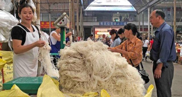 云南最爱吃米线的都市，卖米线“堆成小山”吃米线的摊位难求