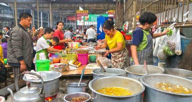 云南最爱吃米线的都市，卖米线“堆成小山”吃米线的摊位难求