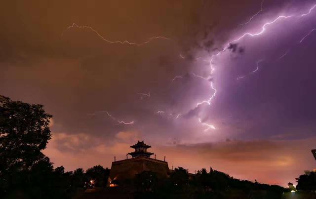 闪电究竟是怎么形成的?为什么闪电会携带这么多能量?