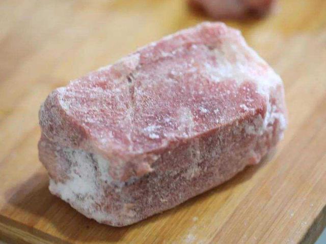 冰箱拿出来的冻肉，不要用水泡，大厨教你几招，跟鲜肉一样好吃