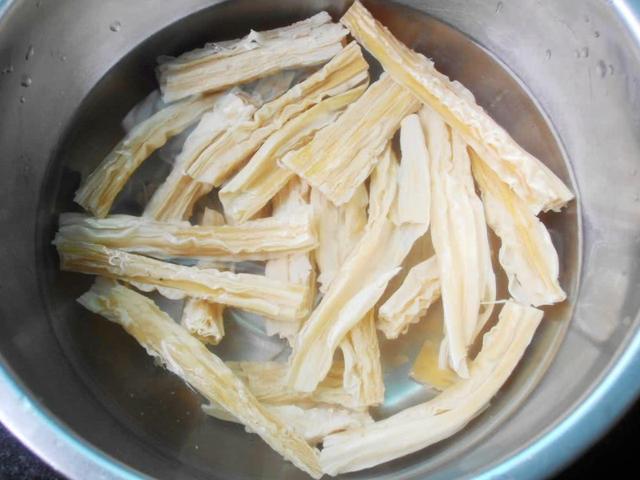 腐竹不要直接放水里泡,有经验的大厨都这样做,简单省劲又劲道