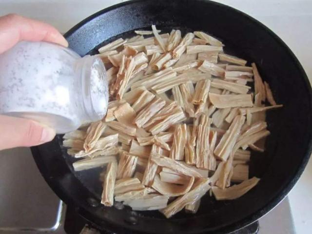 腐竹不要直接放水里泡,有经验的大厨都这样做,简单省劲又劲道