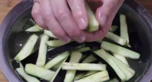 炒茄子时,不要直接下锅炒,多做这一步,炒出来的茄子好吃不发黑