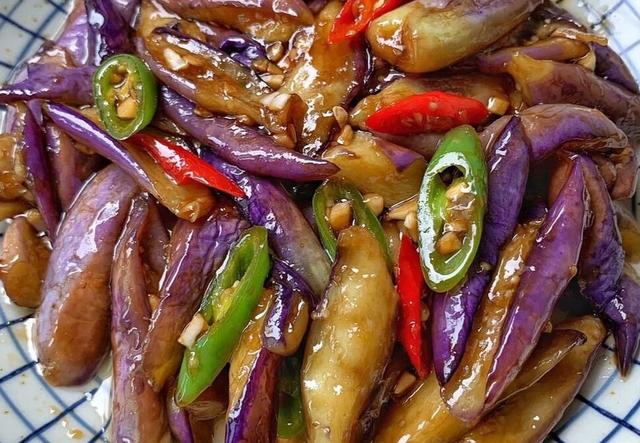 炒茄子时,不要直接下锅炒,多做这一步,炒出来的茄子好吃不发黑