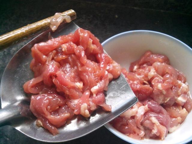 炒肉丝,不要直接下锅炒,大厨教你几招,肉丝鲜嫩,入口即化