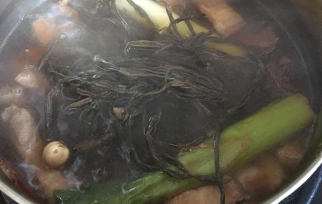 炖肉的时候是先放葱姜还是先放肉?顺序错了,味道大不一样