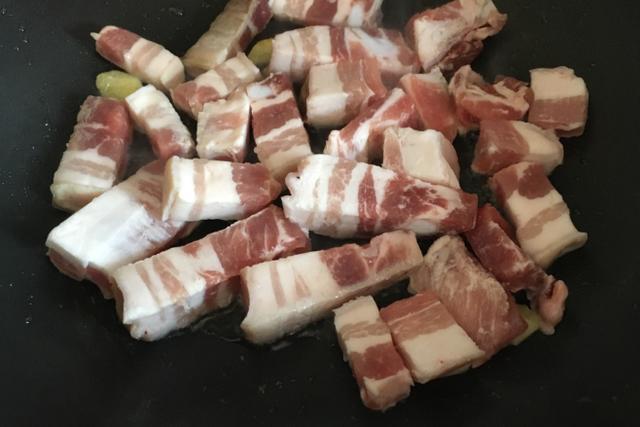 炖肉的时候是先放葱姜还是先放肉?顺序错了,味道大不一样