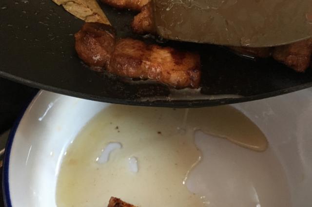 炖肉的时候是先放葱姜还是先放肉?顺序错了,味道大不一样