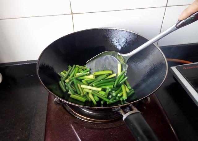 炒蒜苔时，别直接下锅，多加一步，蒜苔嫩绿脆爽不发黄、没辣味
