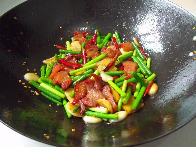 炒蒜苔时,别直接下锅,多加一步,蒜苔嫩绿脆爽不发黄、没辣味