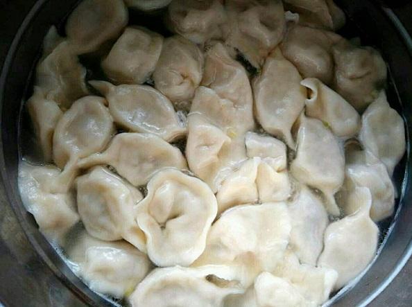 煮饺子时,别再用清水了,记住加3样东西!口感香嫩,还不易破皮