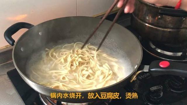 豆腐皮万万别再炒韭菜，教你个简单新做法，吃一口上瘾，太香了