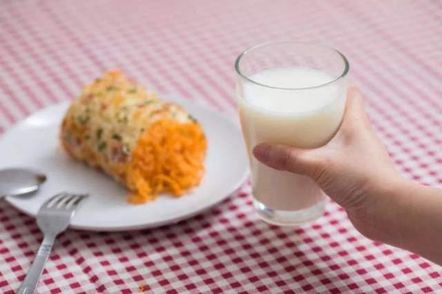 研究发现喝牛奶会导致乳腺癌？营养师：2种奶都能选，可以放心
