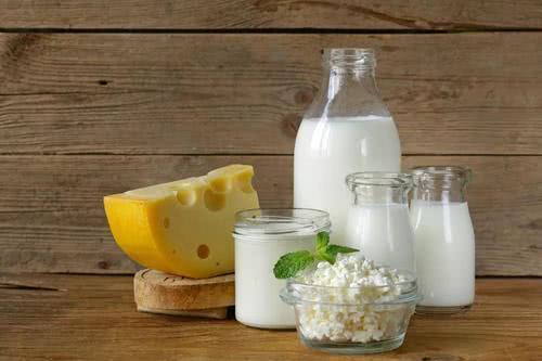 研究发现喝牛奶会导致乳腺癌？营养师：2种奶都能选，可以放心