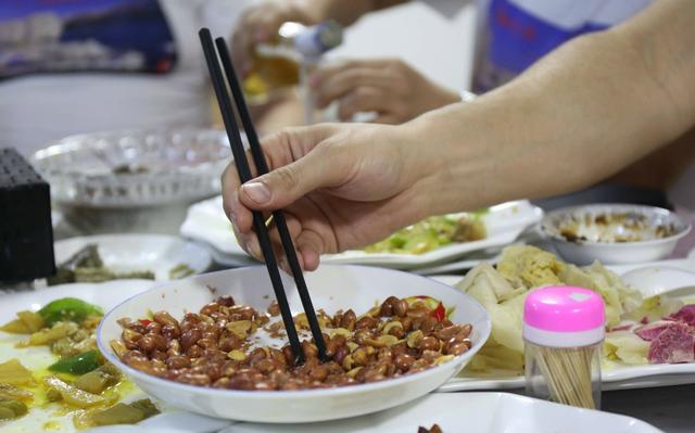 筷子最“难”夹的7道菜，国人都容易失败，老外基本不可能成功