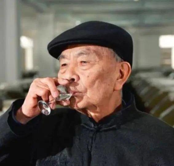 中国涌现3种“不上进”白酒，包装40年从变样，品酒师：实在极品
