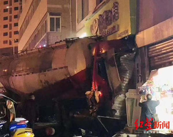 四川达州城区交通事故造成1死14伤,司机自述刹车失灵