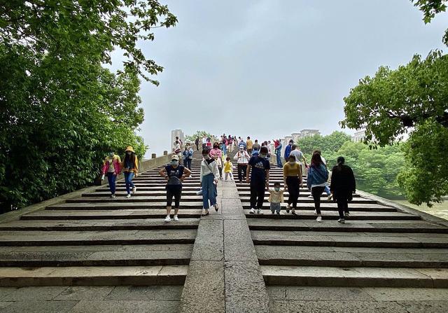 杭州被游客忽略的千年景区，10公里景点全免票，坐游船仅3元