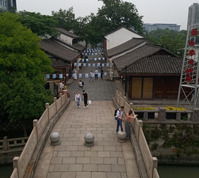 杭州被游客忽略的千年景区，10公里景点全免票，坐游船仅3元