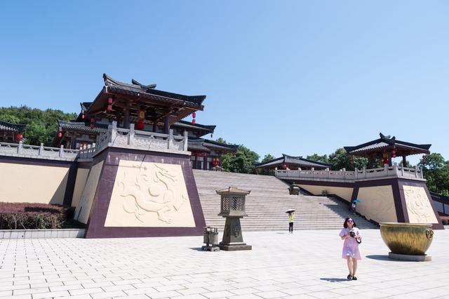 我国首个影视基地,被誉为“东方好莱坞”,现是著名国家5A级景区