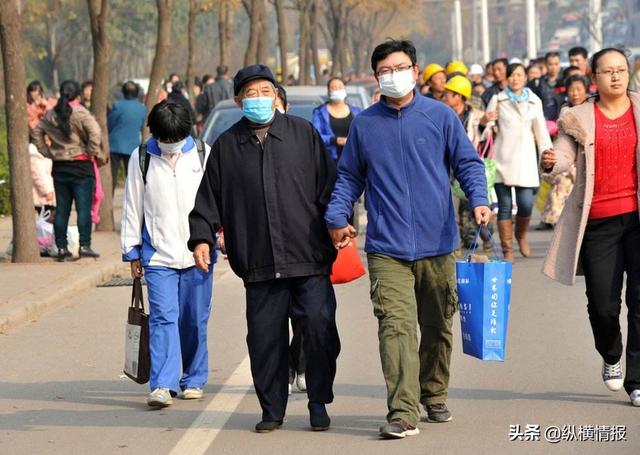 天气越来越炎热,大街上很多人开始摘下口罩,钟南山因此发出警告