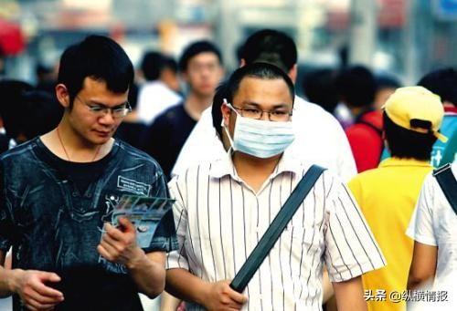天气越来越炎热,大街上很多人开始摘下口罩,钟南山因此发出警告
