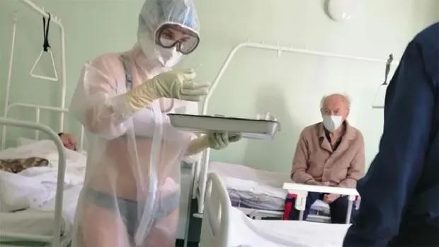 女护士防护服里面只穿内衣裤,称天气太热不想穿衣服