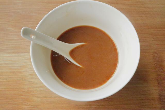 做糖醋茄子时，茄子不要直接下锅炸，多加一步，茄子入味不吸油
