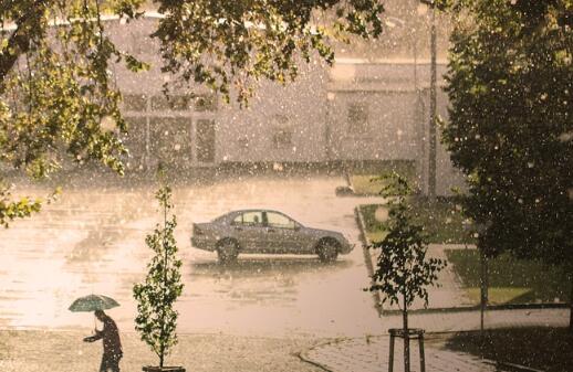 冰雹砸了车保险赔吗 冰雹砸车保险赔多少