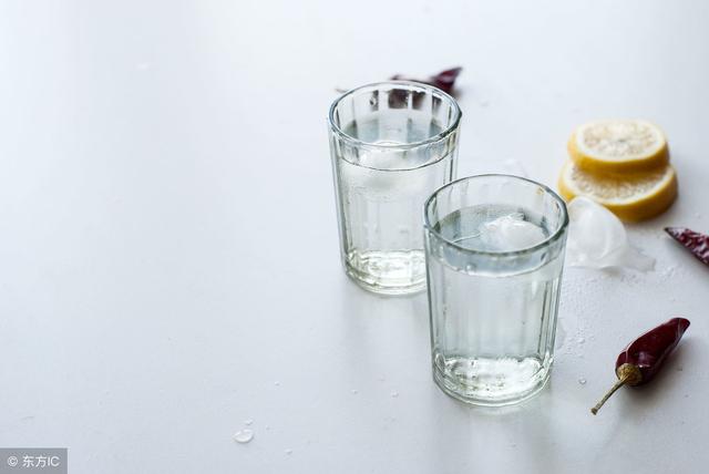 为什么国人都爱喝白酒?白酒文化的传承!