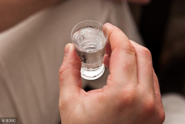 为什么国人都爱喝白酒?白酒文化的传承!