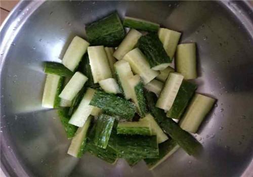 凉拌黄瓜的时候，切完不要直接拌！多加1步，黄瓜又香又脆，入味