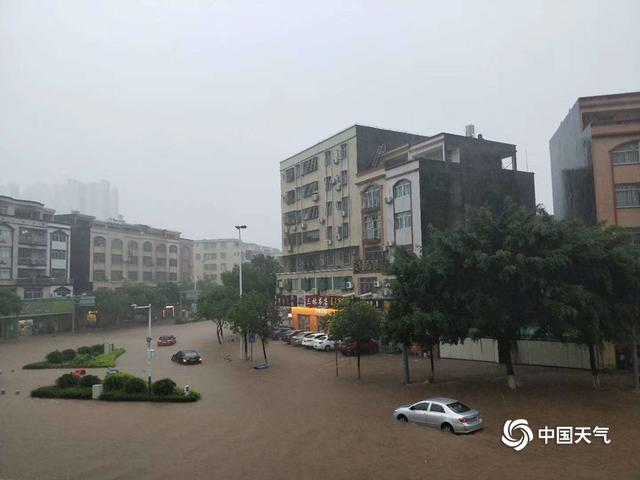 广东阳江今年首发暴雨红色预警 城区内涝严重