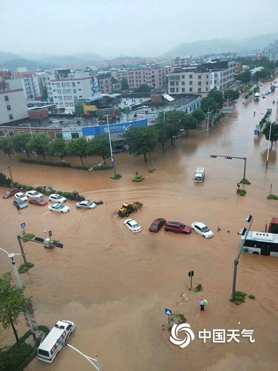 广东阳江今年首发暴雨红色预警 城区内涝严重