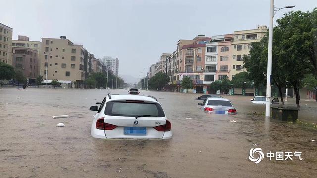 广东阳江今年首发暴雨红色预警 城区内涝严重
