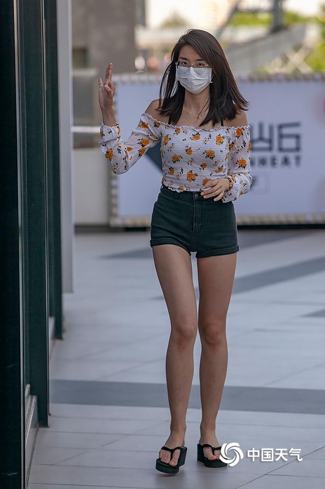 暴晒!北京迎来今年来首个高温天 街头行人清凉出行