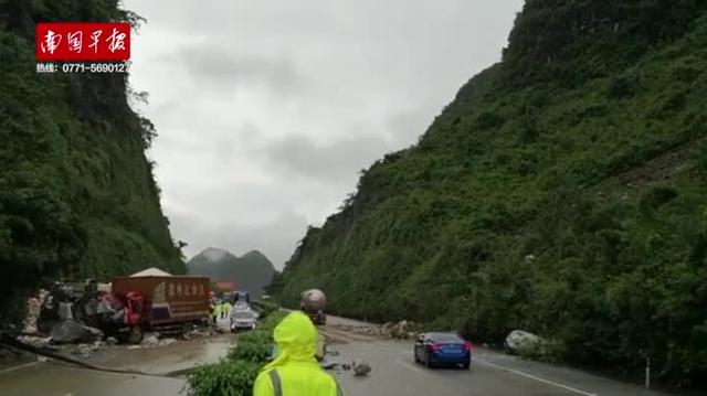 交通一度中断!兰海高速南宁往都安方向,巨石滚落砸中2辆车